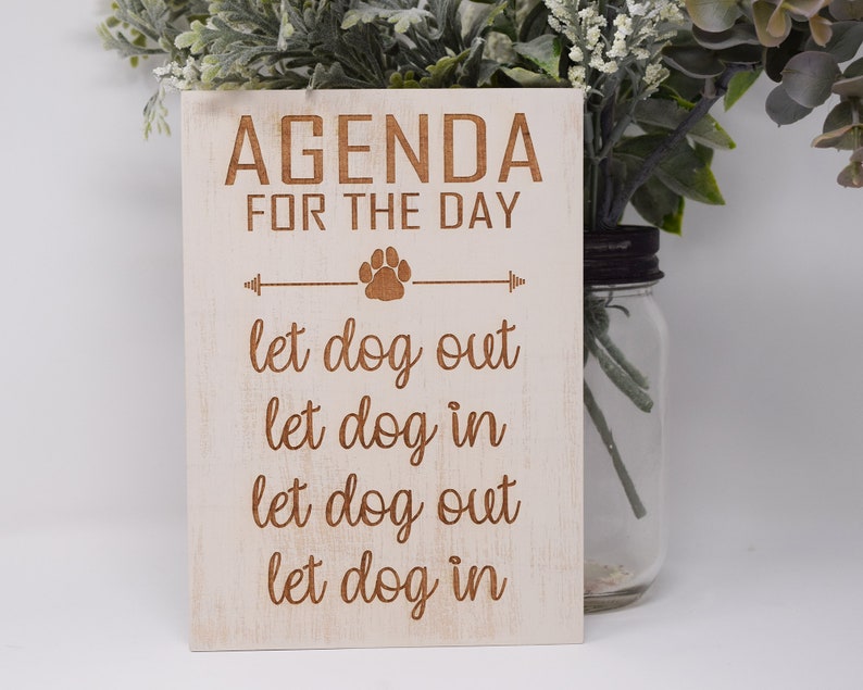 Agenda del día, dejar salir al perro, dejar entrar al perro, dejar salir al perro, dejar entrar al perro 5x7, 8x12, 10x15, 15x22, 20x30, 24x36 Signo de madera grabada imagen 1