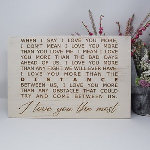 Cuando digo que te quiero más... Te quiero más que la distancia 5x7, 8x12, 10x15, 15x22, 20x30, 24x36 Grabado Signo de madera Grabado Signo de madera imagen 2