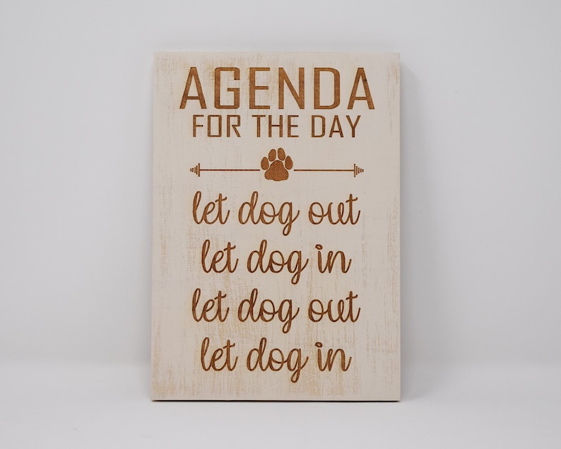 Agenda del día, dejar salir al perro, dejar entrar al perro, dejar salir al perro, dejar entrar al perro 5x7, 8x12, 10x15, 15x22, 20x30, 24x36 Signo de madera grabada imagen 3