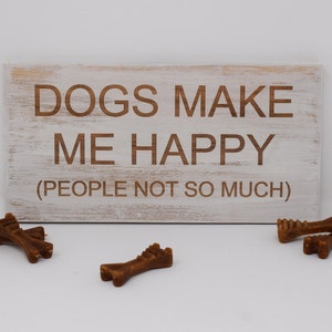 Los perros me hacen feliz la gente no tanto 5x10, 8x15, 10x20, 15x28, 18x35 Grabado Signo de madera imagen 1