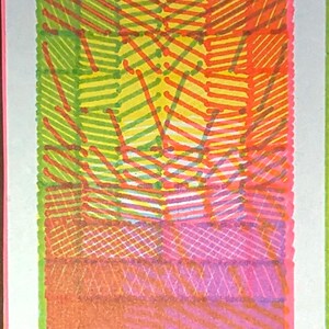 Puede incluir: Obra de arte abstracta con un diseño geométrico colorido. La pieza presenta una composición en capas de líneas y formas que se cruzan en tonos de verde, amarillo, naranja y rosa. La obra está firmada y fechada en 2023.