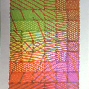 Puede incluir: Impresión de arte abstracto con una composición rectangular. La obra presenta un patrón de cuadrícula de bloques coloridos en tonos de verde, amarillo, naranja, rosa y morado, superpuestos con líneas diagonales rojas.