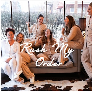 Op de afbeelding: Een groep mensen in bijpassende pyjama's in beige en wit, zittend op een grijze bank. De tekst "Rush My Order" staat in witte letters. De setting lijkt binnen te zijn, met een raam op de achtergrond.