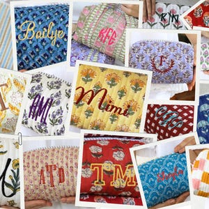 Puede incluir: Un collage de neceseres y estuches personalizados. Cada bolsa presenta iniciales o nombres bordados en varios colores y fuentes. Las bolsas muestran patrones florales y geométricos en tonos azules, amarillos, rojos y blancos.