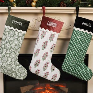 Calza di Natale trapuntata personalizzata, calza di Natale con stampa a blocchi personalizzata con polsino in velluto e nome ricamato