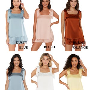 Peut inclure: Ensemble de six pyjamas de diff&eacute;rentes couleurs : bleu poussi&eacute;reux, blush, orange br&ucirc;l&eacute;, brume, blanc et citron. Chaque ensemble comprend un haut &agrave; col carr&eacute; avec des bretelles nou&eacute;es et un short assorti. Le texte "COLORS" et "100% COTTON FLANNEL" est en haut.