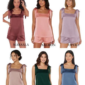 Peut inclure: Ensemble de pyjamas cami &agrave; n&oelig;uds en satin, disponibles en plusieurs couleurs. Chaque ensemble comprend un haut cami avec des bretelles nou&eacute;es et un short assorti. Les couleurs incluent Marsala, Saumon, Op&eacute;ra, Nude, For&ecirc;t et Acier.
