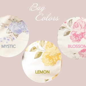 Może przedstawiać: Trzy pr&oacute;bki tkaniny z kwiatowymi wzorami. Pr&oacute;bki są oznaczone jako "Mystic", "Blossom" i "Lemon".