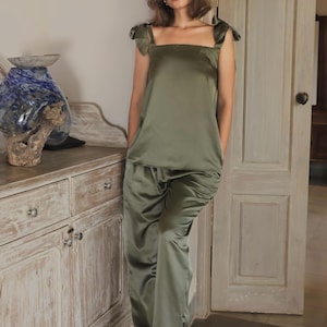 Ensembles de pyjama style débardeur avec noeud et cravate en soie pour la mariée et la demoiselle d'honneur : préparation des tenues de mariage Tank + Pants