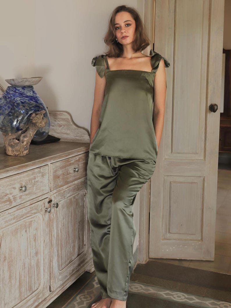 Ensembles de pyjama style débardeur avec noeud et cravate en soie pour la mariée et la demoiselle d'honneur : préparation des tenues de mariage Tank + Pants