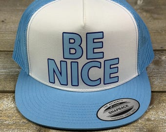 BE NICE-truckerhoed – lichtblauwe en witte snapback – mesh-hoed met positieve vibes – uniseks streetwear-pet