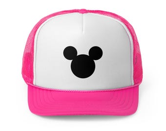 Puede incluir: Una gorra de camionero blanca y rosa con una silueta negra de Mickey Mouse en la parte delantera.