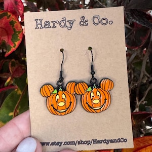 Pendientes inspirados en Disney con la cabeza de calabaza de Mickey para Halloween