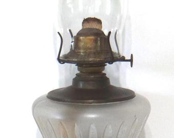 Antyczna, ozdobna lampa naftowa z XIX wieku, lampa naftowa z orłem i figuralnym dzieckiem i psem, szkło matowe