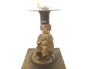 Lámpara de aceite antigua ornamentada del siglo XIX, lámpara de queroseno con águila y figura de niño y perro, cristal esmerilado.