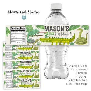 Könnte beinhalten: Eine transparente Wasserflasche mit einem personalisierten Etikett für den 2. Geburtstag. Das Etikett zeigt ein grünes Alligator, eine Schlange und ein Chamäleon mit dem Text "MASON'S 2nd birthday!". Zusätzliche Etiketten sind sichtbar, zusammen mit einem Nährwertetikett.