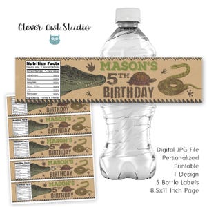 Puede incluir: Una botella de agua de plástico transparente con una etiqueta personalizada para un 5º cumpleaños. La etiqueta presenta una ilustración de cocodrilo, tortuga y serpiente con el texto "MASON'S 5TH BIRTHDAY". Incluye una página de 5 etiquetas de botellas imprimibles.