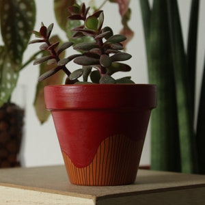 Puede incluir: Juego de tres tazas de cerámica con acabado mate moteado. Las tazas son de color crema, gris claro y gris oscuro. Diseño sencillo y minimalista, ideal para café o té.
