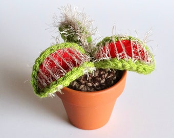 Crochet Venus Fly Trap Houseplant in terracotta plant pot. Great gift idea for houseplant lovers