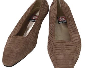 Anne Klein Vtg 80s Taupe Pleated Suede Low Heel Pumps Made in Italy Size 7.5M