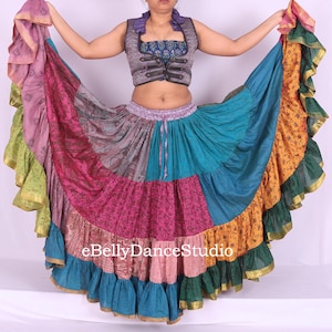 Könnte beinhalten: Eine weiße Keramiktasse mit schwarzem Henkel und dem Text "But First, Coffee" in fetter, schwarzer Schrift. Die Tasse steht vor einem neutralen Hintergrund, der ihr schlichtes Design hervorhebt.