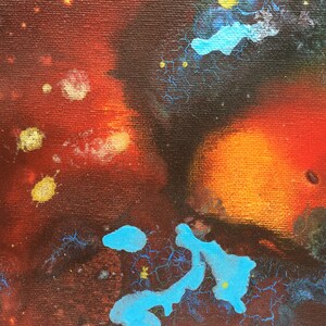 Pu&ograve; includere: Dipinto astratto con uno schema di colori rosso, arancione e blu. Il dipinto ha una superficie testurizzata e presenta una variet&agrave; di forme e linee.