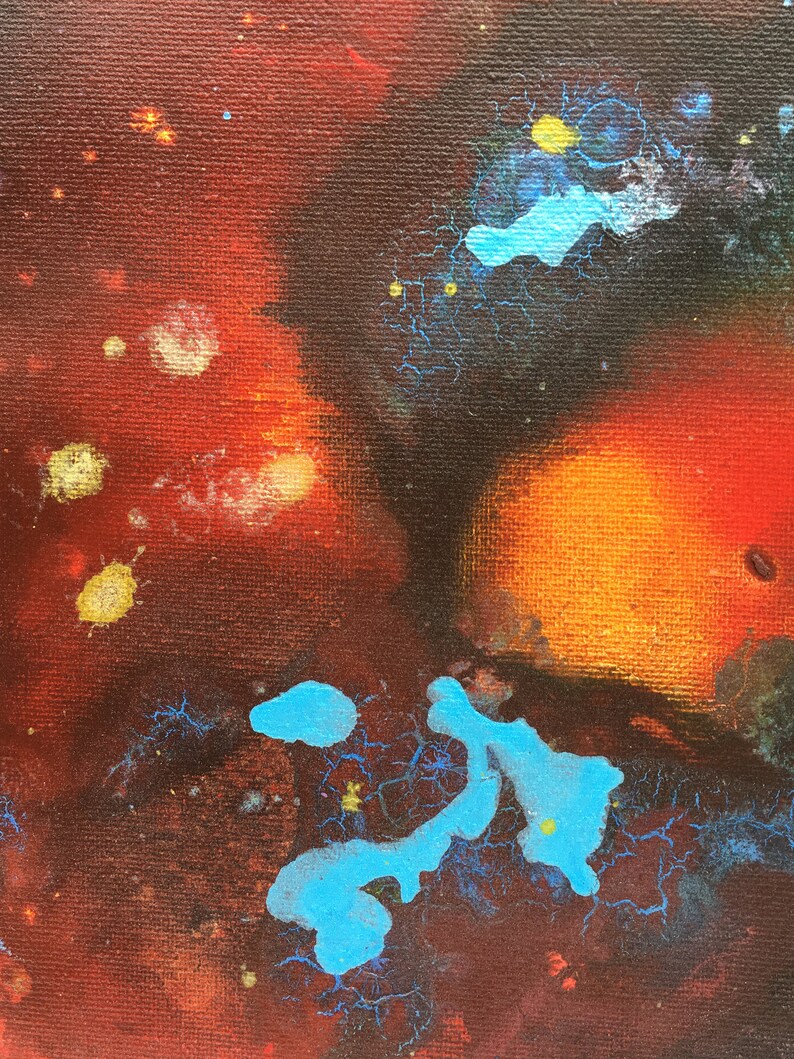 Pu&ograve; includere: Dipinto astratto con uno schema di colori rosso, arancione e blu. Il dipinto ha una superficie testurizzata e presenta una variet&agrave; di forme e linee.