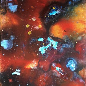 Pu&ograve; includere: Dipinto astratto con uno schema di colori rosso, arancione e blu. Il dipinto presenta una variet&agrave; di forme e texture, creando una composizione dinamica ed energica.