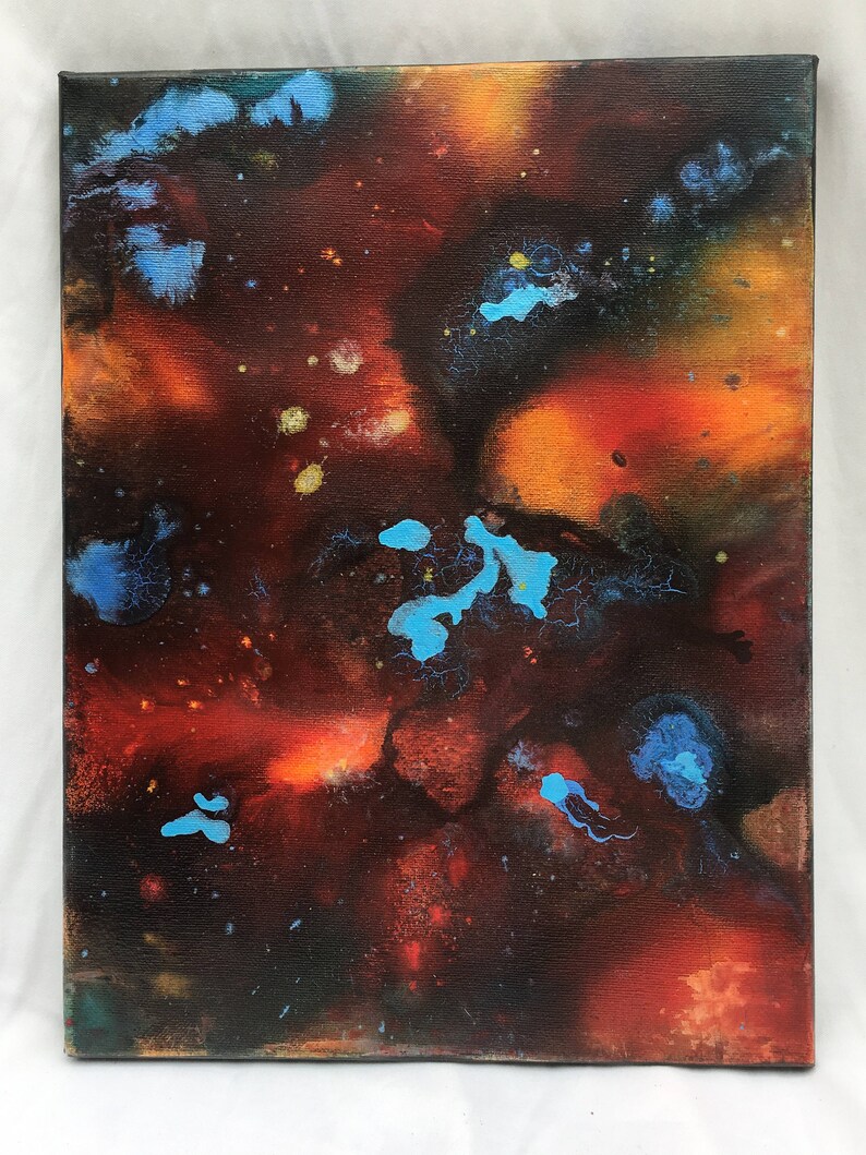 Pu&ograve; includere: Dipinto astratto con sfondo scuro e schizzi di vernice blu, arancione e gialla. Il dipinto ha una superficie testurizzata e un effetto vorticoso, cosmico.