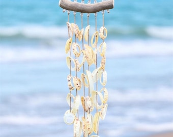 Bellissimo carillon a vento con conchiglie su legno galleggiante, legno galleggiante, conchiglie, mobile, carillon a vento, carillon a vento mediterraneo, marittimo, anelli di patella