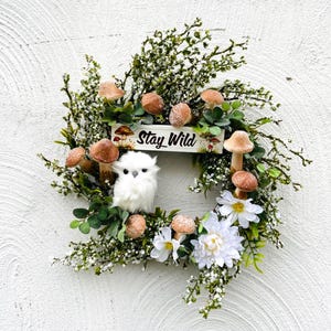 Corona rústica de lechuza para puerta, corona botánica de setas del bosque, decoración de pared para cabaña, corona para casa de lago, letrero "Stay Wild", regalo para el Día de la Madre