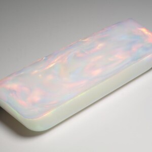 Opale Aurora, imitation d'opale cultivée en laboratoire, 102,64 g, ~ 113 x 38 x 18-20 mm