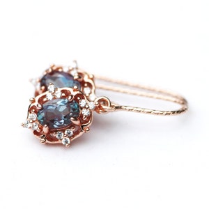 Viktorianische Design Farbwechsel Alexandrit Ohrringe Handgefertigt in 14k Rose Gold Filled, Juni Birthstone