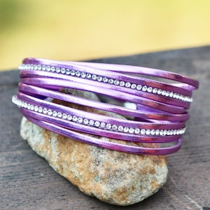 Metallic Lila Kristall Leder Manschette Armband Magnetverschluss 18,5 cm, breit