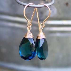 Boucles d'oreilles topaze bleue de Londres enveloppées de fil rempli d'or 14 carats, pierre de naissance de décembre
