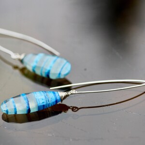 Långa örhängen i sterlingsilver 925 med blå opal, trådlindade, oktober månadssten