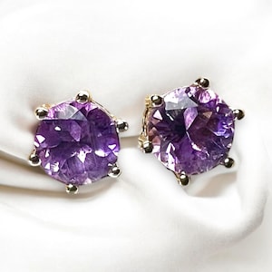 Pendientes pequeños de amatista natural rosa de Francia en plata de ley 925 de 5 mm, piedra natal de febrero.