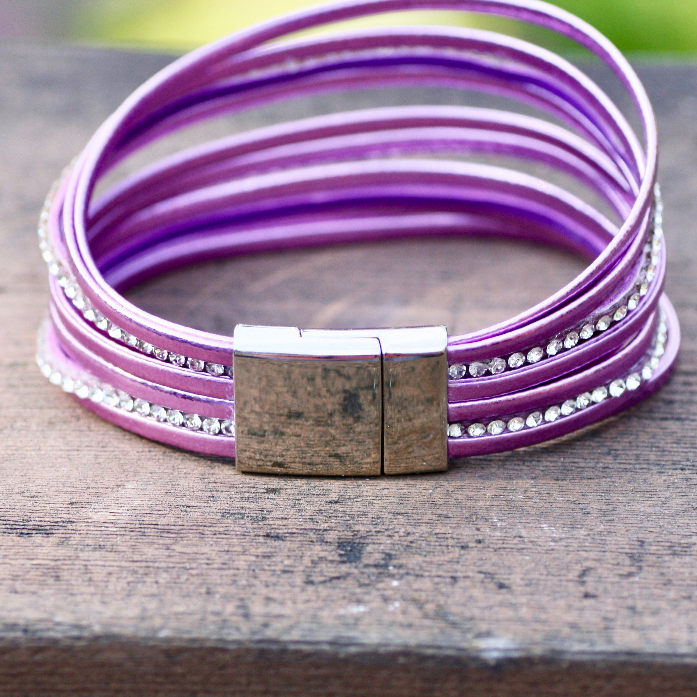 ブレスレット Multifaceted Purple Crystals Cuff Bracelet Metallic Purple Crystal Leather Cuff Bracelet Magnetic Clasp