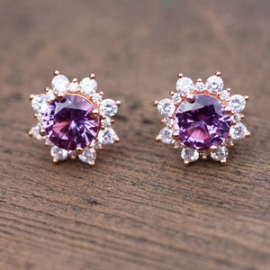 Boucles d'oreilles alexandrite à changement de couleur or rose 18 carats vermeil ou vermeil jaune 14 carats, pierre de naissance de juin, pierre précieuse créée, clous d'oreilles faits à la main