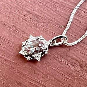 Delicado colgante de alejandrita que cambia de color, hecho a mano en plata de ley, piedra natal de junio.