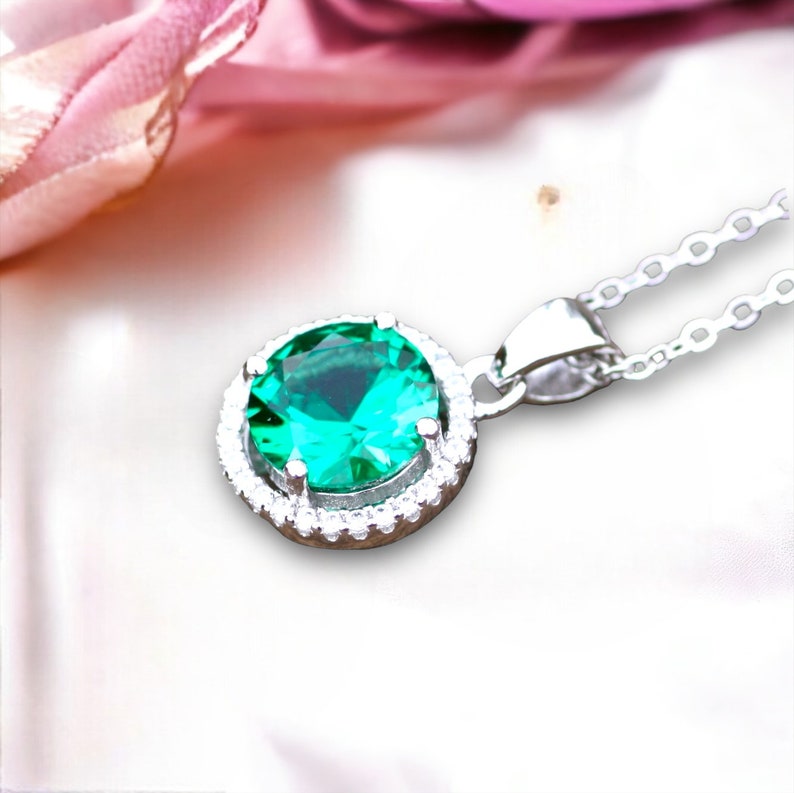 Beautiful Emerald Pendant Solid Sterling Silver 925 , May Birthstone, Halo Setting 画像 1