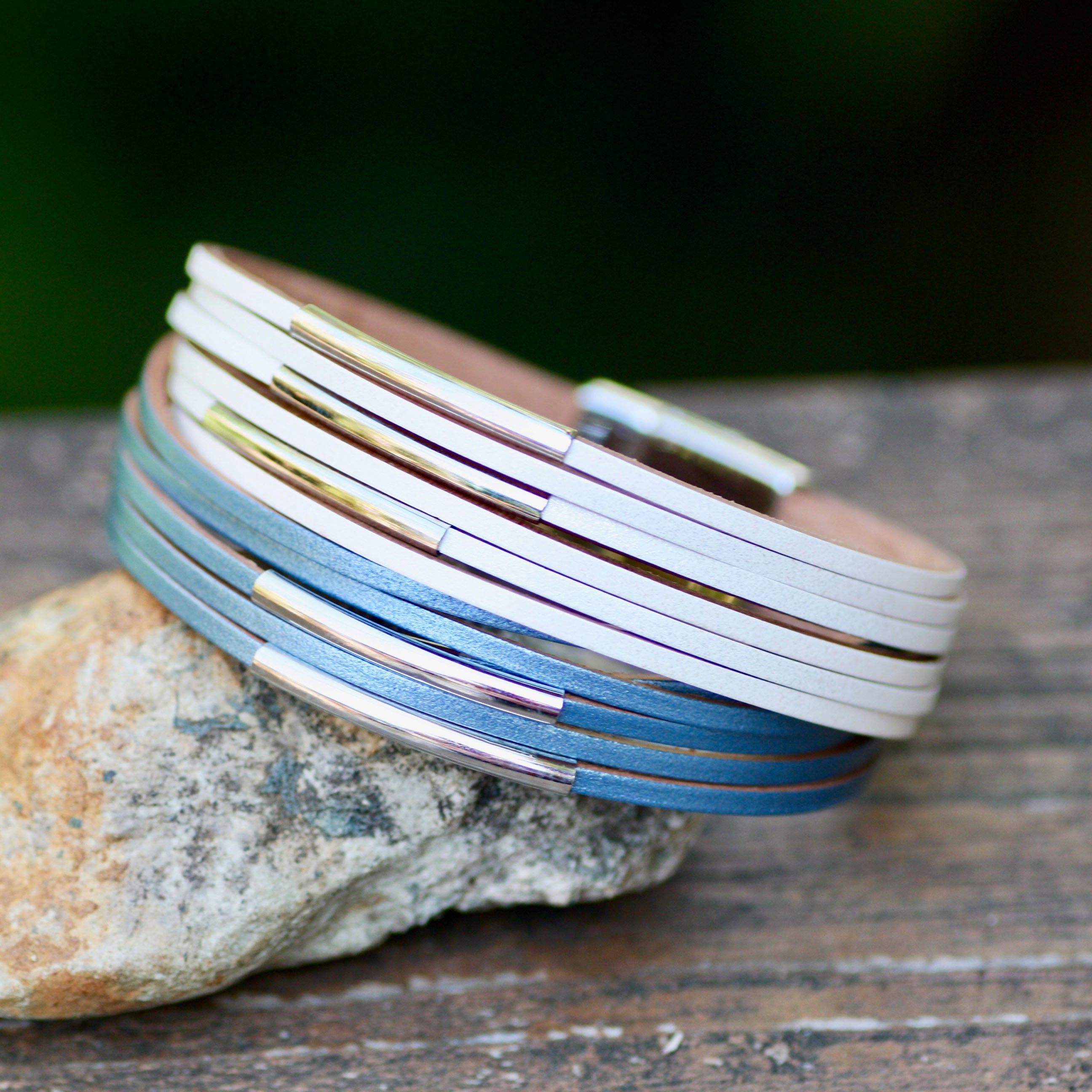 ブルー＆ホワイトレザーカフブレスレット、マグネット留め、ワイド