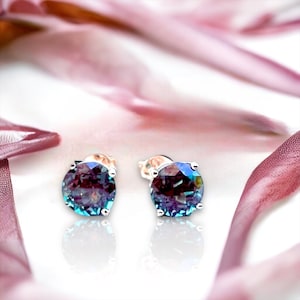 Boucles d'oreilles élégantes en alexandrite faites main en or rose massif 14 carats ou or blanc 14 carats, 6 mm, pierre de naissance de juin