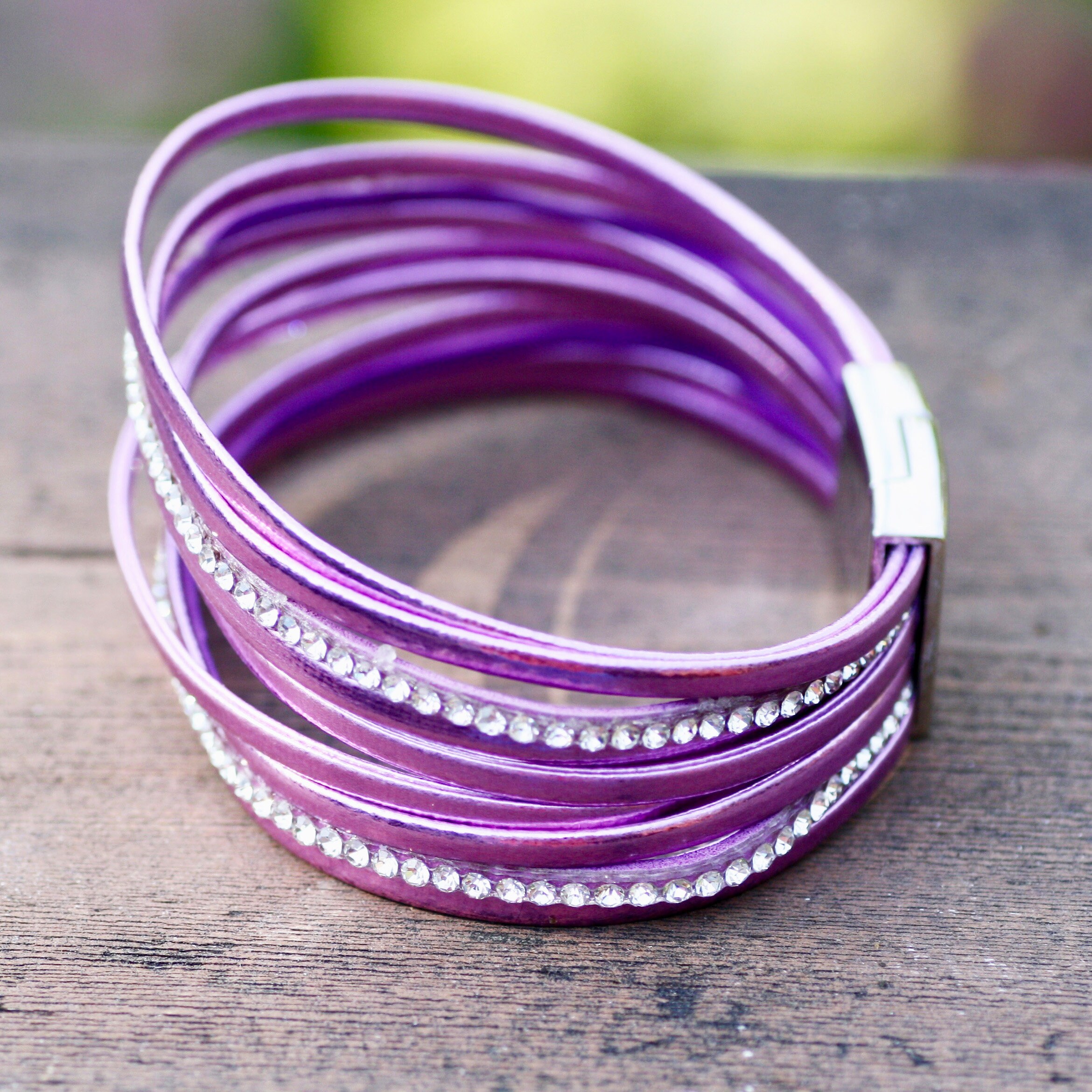 ブレスレット Multifaceted Purple Crystals Cuff Bracelet Metallic Purple Crystal Leather Cuff Bracelet Magnetic Clasp