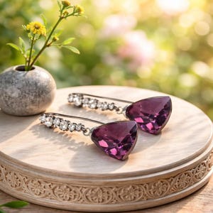 Orecchini in argento sterling con kunzite color prugna avvolti in filo metallico, realizzati a mano.