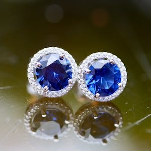 Boucles d&#39;oreilles saphir bleu vif serties d&#39;un halo en argent sterling 925, bijoux éthiques