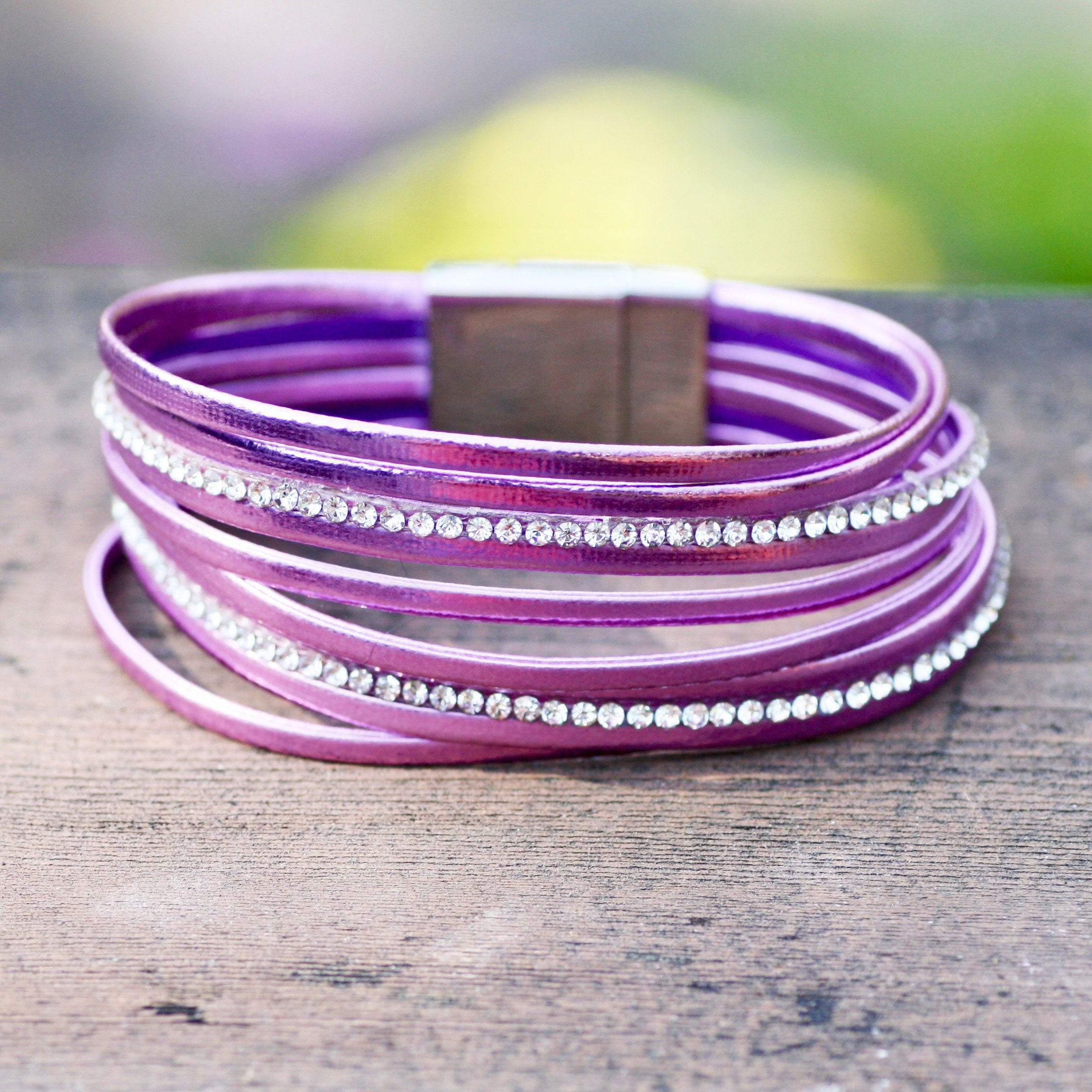 ブレスレット Multifaceted Purple Crystals Cuff Bracelet Metallic Purple Crystal Leather Cuff Bracelet Magnetic Clasp