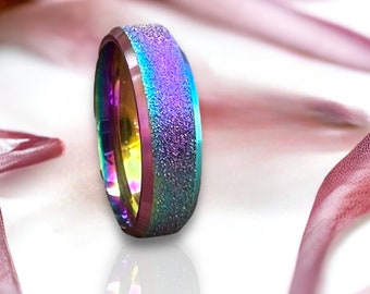 Puede incluir: Un anillo de acero inoxidable con acabado texturizado y un efecto arcoíris.