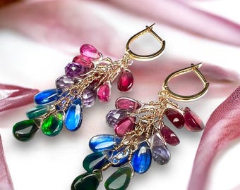 Boucles d'oreilles en or rose massif 18 carats, opale, tourmaline et rubis, pierres précieuses aux reflets arc-en-ciel naturels.