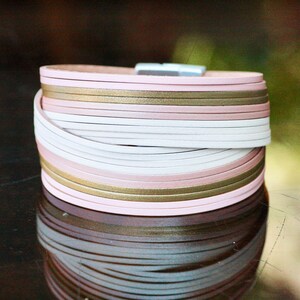 Vintage inspiriertes breites veganes Lederarmband in Rosa und Weiß - Eleganz mit einem Magnetverschluss